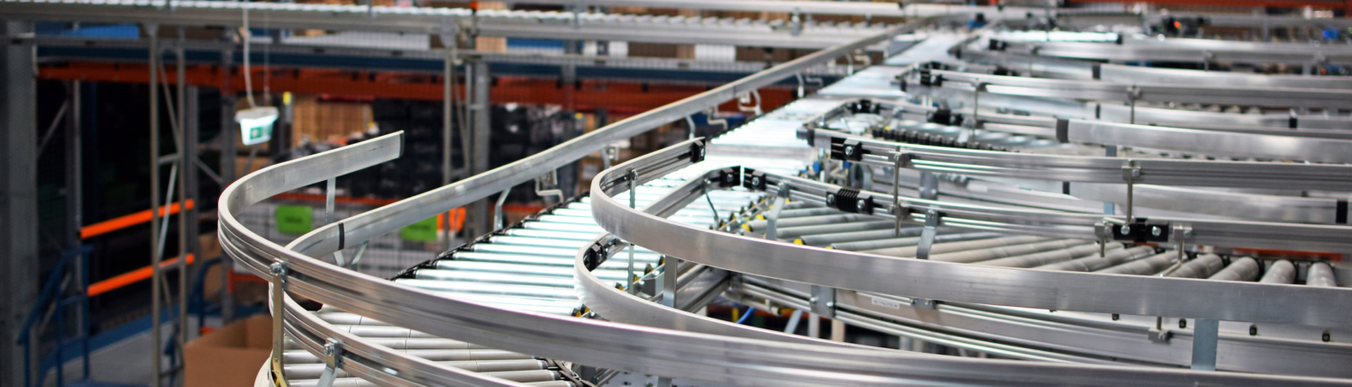 Automatic conveyor belts in logistic center Absatzplanung in der Logistikoptimierung